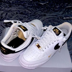 Nike Air Force 1 ‘07 Ess white black & gold